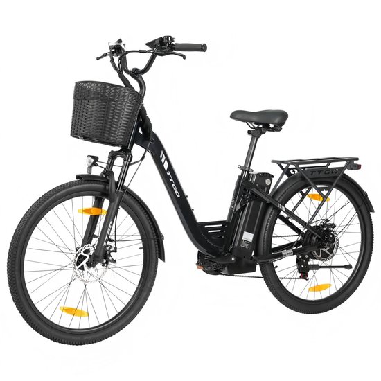 Zwarte elektrische fiets met mandje, schokdempende voorvork, bagagedrager en grote accu.