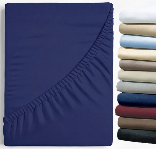 Donkerblauw hoeslaken van katoensatijn met elastiek rondom. Gestapeld met andere kleuren.