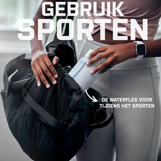 Witte drinkfles met blauwe lus wordt uit een sporttas gehaald. De waterfles voor tijdens het sporten.