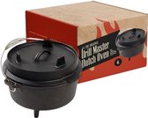 Zwart gietijzeren Dutch oven van 8L met deksel en handvat, op een witte achtergrond naast de verpakking.