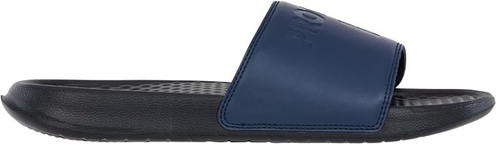 Donkerblauwe slipper met brede band met reliëf logo 'PROTEST'.