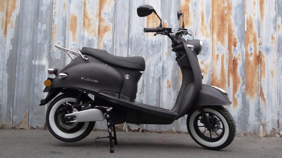 Scooter électrique noir mat, logo 'E-LOWIGI', pneus blancs, porte-bagages chromé, moteur argenté.
