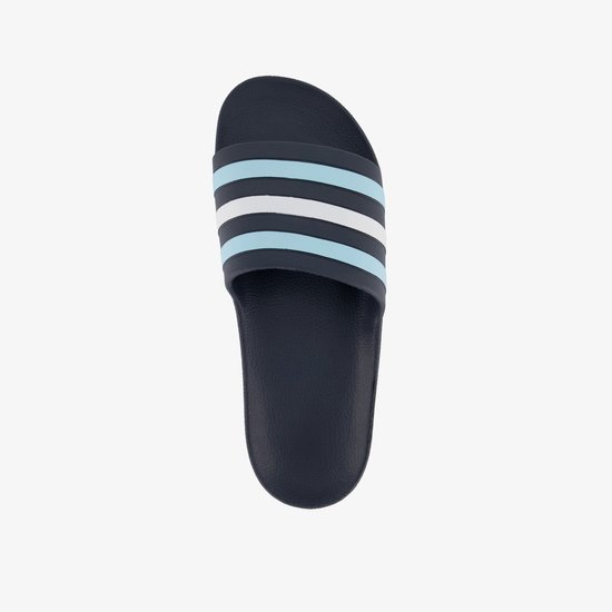 Donkerblauwe slipper met drie banden in lichtblauw en wit.