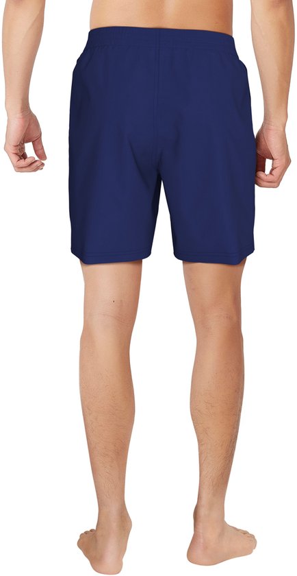 Man met rug naar de camera, draagt marineblauwe Nike zwembroek.