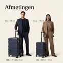Man (185 cm) en vrouw (169 cm) met donkerblauwe koffers, met de tekst 'Afmetingen'.