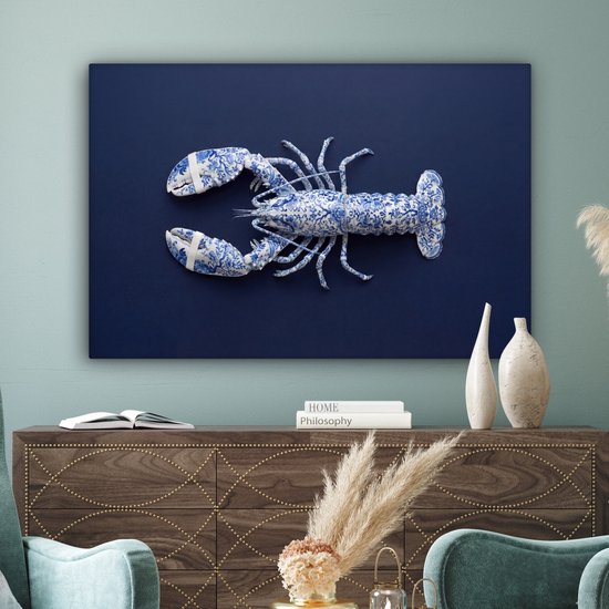Delftsblauwe kreeft op een donkerblauwe achtergrond, hangend boven een dressoir met stoelen en planten.