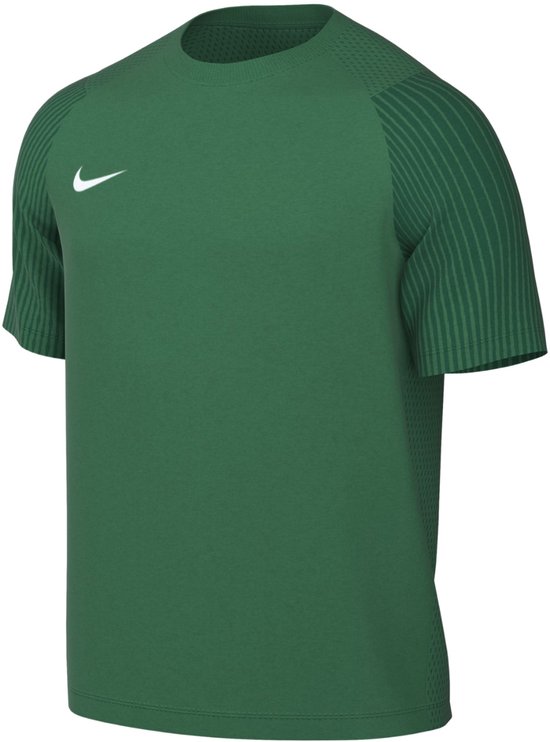 Donkergroen Nike sportshirt met korte mouwen, mesh textuur en verticale streepdetails op de schouders. Wit Nike logo op de borst.