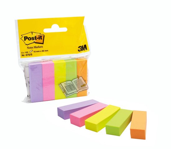 Een pak Post-it Notes Markers in pastelkleuren: paars, roze, geel, groen en oranje. Vijf losse notities liggen ernaast.