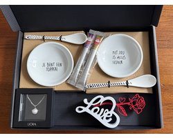 Giftset, Lux relatiegeschenk, romantisch cadeau, sieraad Liora made with Swarovski Elements, thee, voor 2 personen, met Love decoratie.