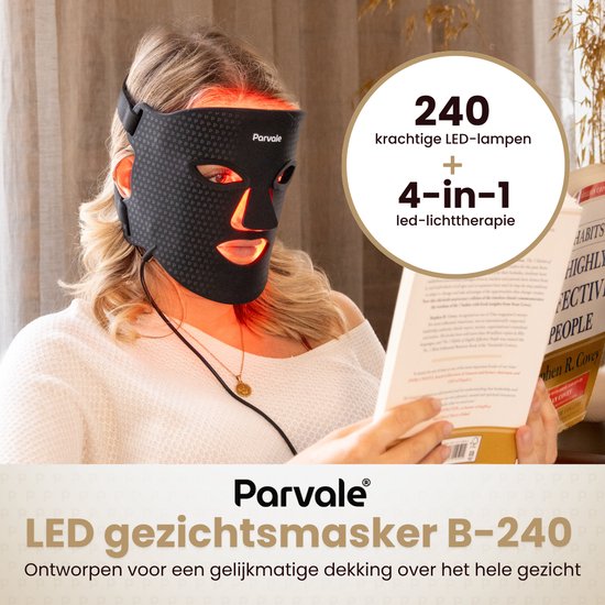 Vrouw met zwart Parvale LED-gezichtsmasker met rode gloed, leest boek. "240 krachtige LED-lampen + 4-in-1 led-lichttherapie".