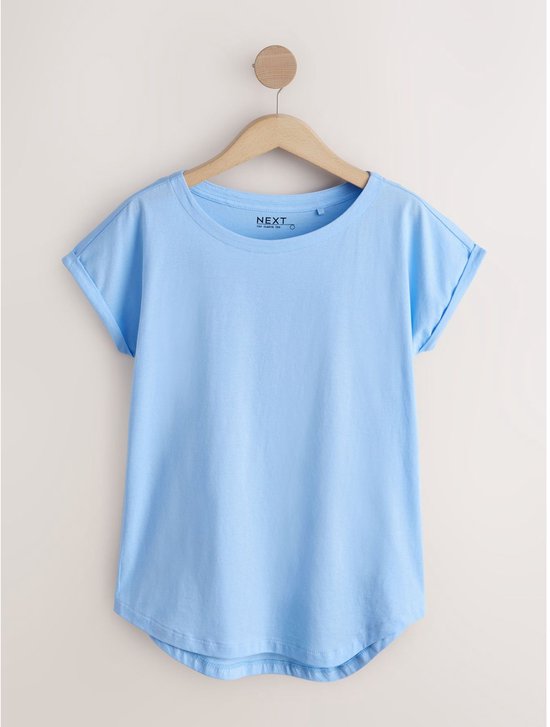 Een lichtblauw effen T-shirt met kapmouwtjes, hangend aan een kledinghanger.