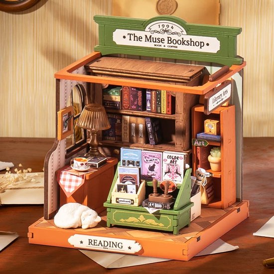 Miniatuur boekenwinkel model, "The Muse Bookshop", met boekenplanken, balie en slapende kat.