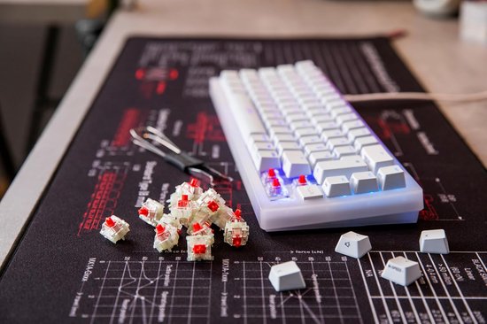 Mechanische Schakelaars Kit - DIY Toetsenbord Onderdelen - Gaming of Kantoor - Lineair zonder Klik - 36 Stuks - RGB Rood — afbeelding 5