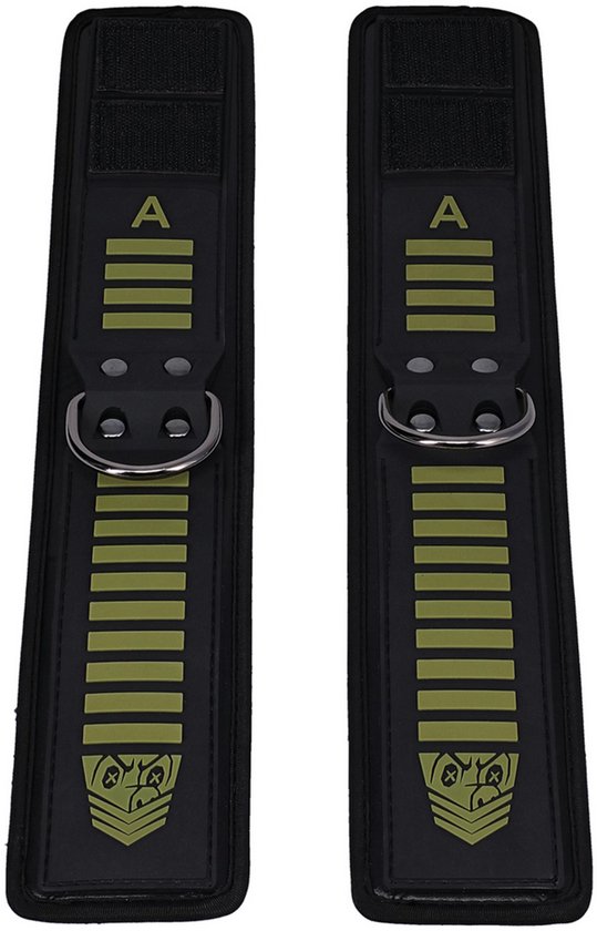 Twee zwarte enkelboeien met groene strepen en een 'A' logo, verbonden met karabijnsluitingen.