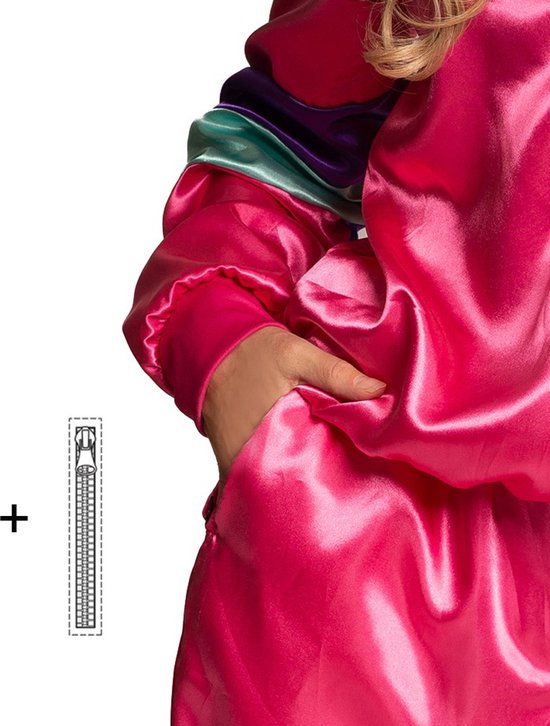 Detail van een jaren 80 trainingspak met paarse, lichtblauwe en roze banen.
