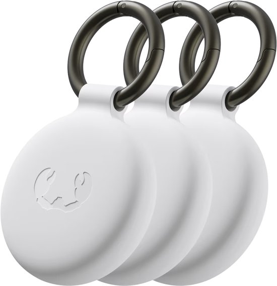 Drie witte trackers met een ronde vorm en een donkergrijze sleutelring. De trackers hebben een gestileerde krab-afbeelding.