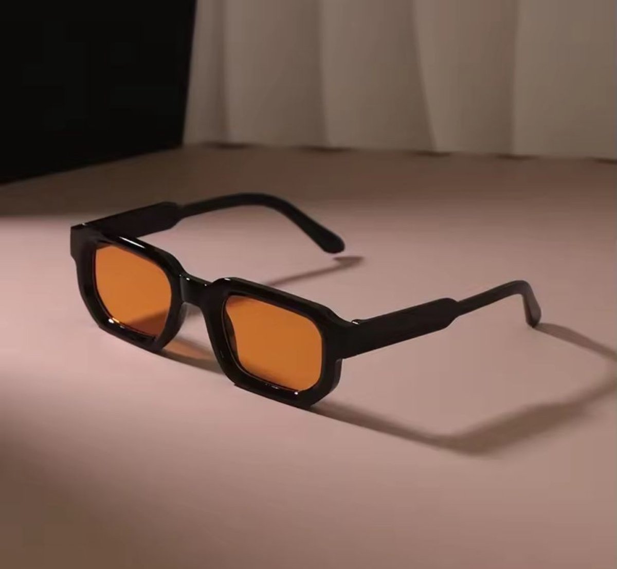 zwart Zonnebril oranje glas – Strak & Trendy Design – Comfortabel – Breed Frame
