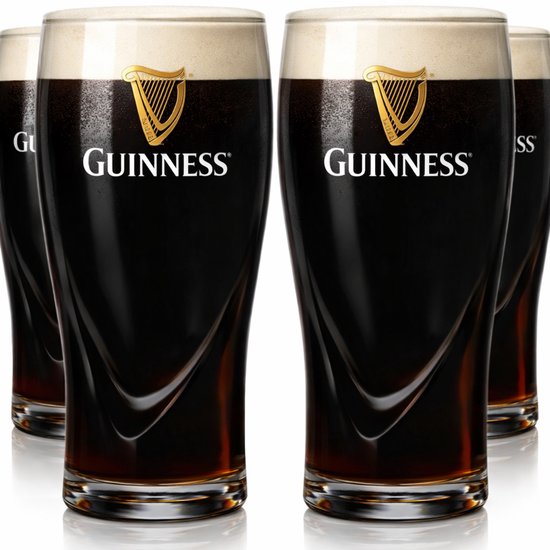 Quatre verres à pinte Guinness transparents avec une harpe dorée et un logo 'Guinness', remplis de bière brune et de mousse. Les verres sont sur un fond blanc.