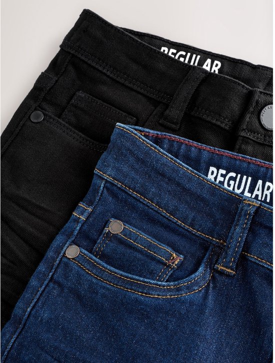 Detail van de tailleband van een donkere en een blauwe spijkerbroek met naden.