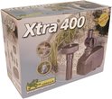 Emballage de la pompe de fontaine Ubbink Xtra 400 avec images de la pompe et de l'étang.
