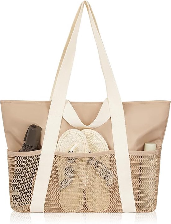 Sac de plage kaki avec poignées blanches et poches en filet sur le devant, contenant des tongs et une bouteille.