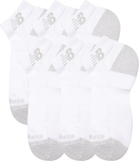 Twee rijen van drie witte New Balance enkelsokken. Grijze neus en hiel. NB logo's op de wreef.