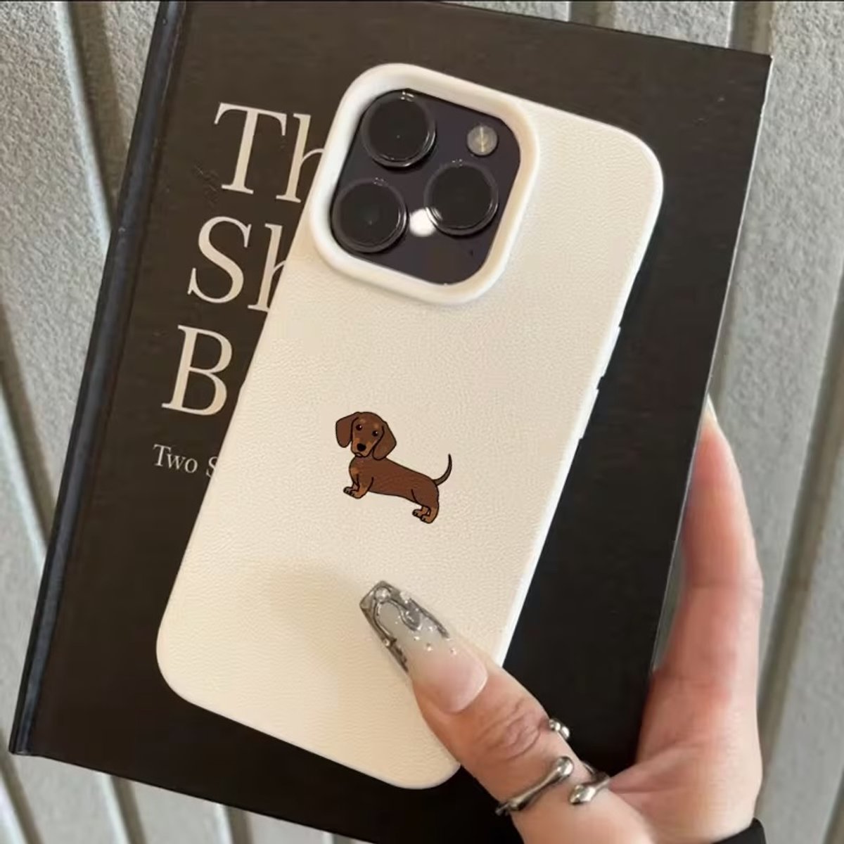 Teckel Telefoonhoesje iPhone 15 Pro – Matte Witte Case – Minimalistisch Design met Teckel (Dachshund) – TPU Beschermhoes – Schokbestendig & Krasvrij