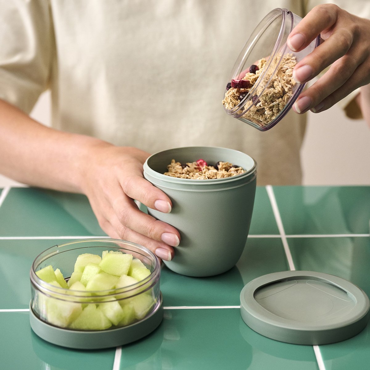 Mepal Lunchpot 3-delig Ellipse - 500 + 200 + 200 ml - Met 2 compartimenten - Yoghurtbeker en Muesli beker to go - Geschikt voor vriezer, magnetron en vaatwasser - Vivid blue — afbeelding 5