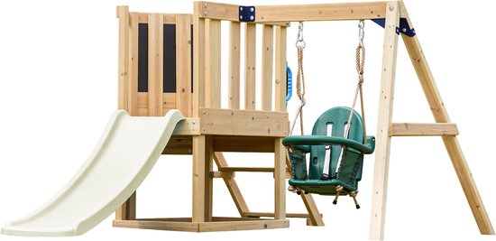 Houten speeltoestel met crèmekleurige glijbaan, babyschommel en klimwand, geïsoleerd op witte achtergrond.