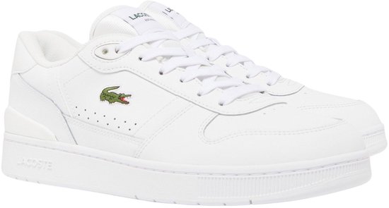 Witte Lacoste sneaker met veters, groen krokodillenlogo en witte zool met profiel.
