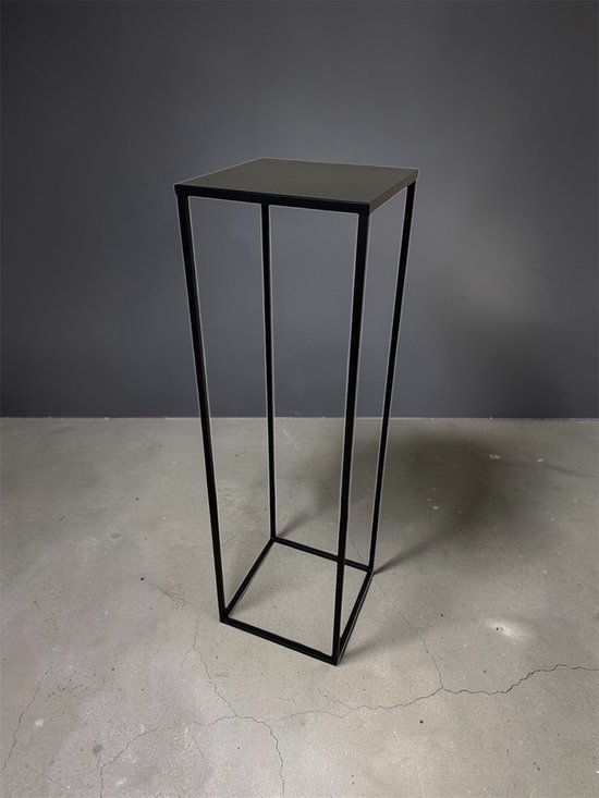 Zwarte, vierkante plantentafel met metalen frame, getoond op een betonnen vloer.