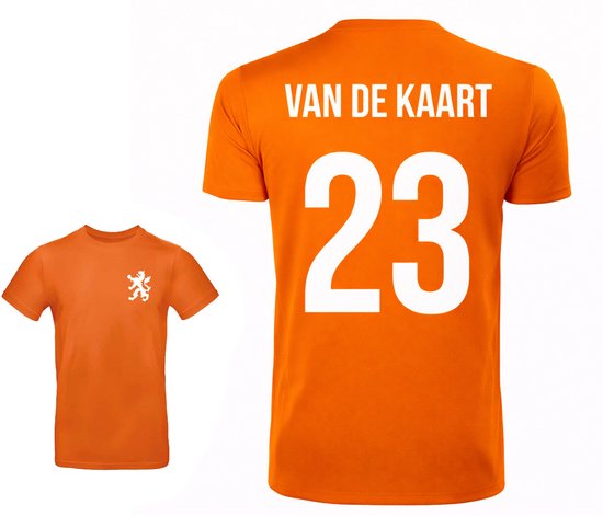 Oranje T-shirt met 'VAN DE KAART 23' op de achterkant. Een kleiner T-shirt met leeuwlogo is ernaast geplaatst.