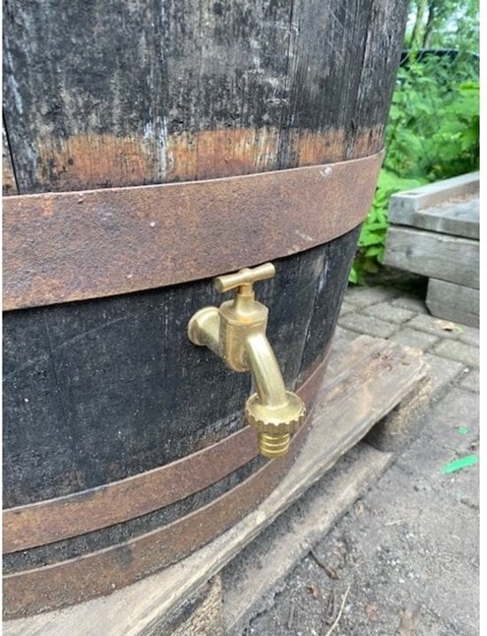Robinet doré sur un baril en bois sombre avec des cercles métalliques rouillés.