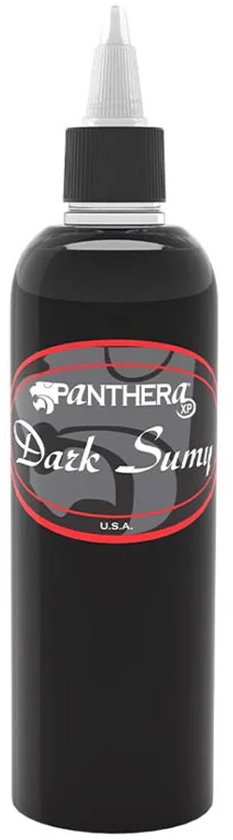 Zwarte Panthera Dark Sumy tattoo-inkt in een doorzichtige fles met een rood en wit label. Het label vermeldt 'Panthera Dark Sumy U.S.A.'.