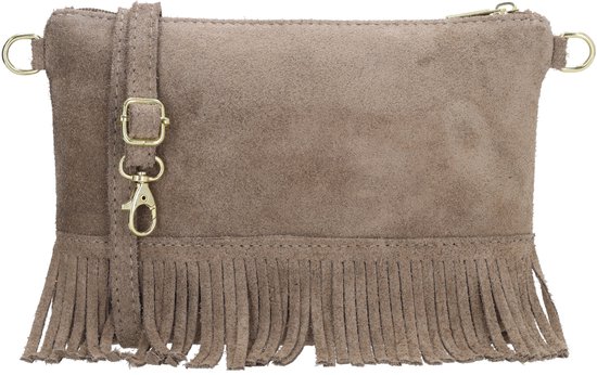 Sac en daim taupe avec franges, bandoulière et boucle dorée.