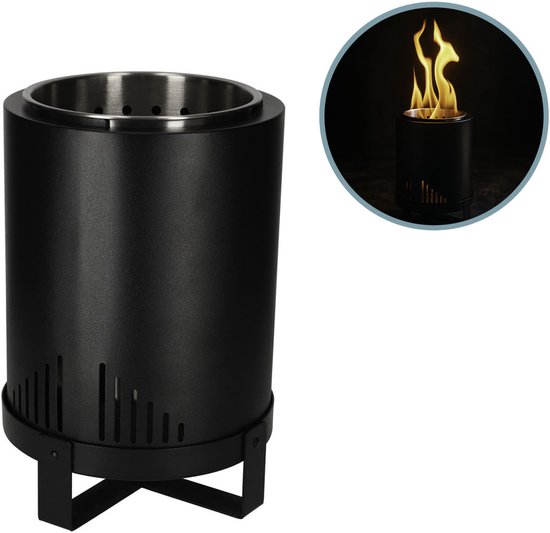 Zwarte metalen vuurkorf met een ring aan de onderkant, staand op een kruisvormig onderstel, met een inzet met brandende vlammen.