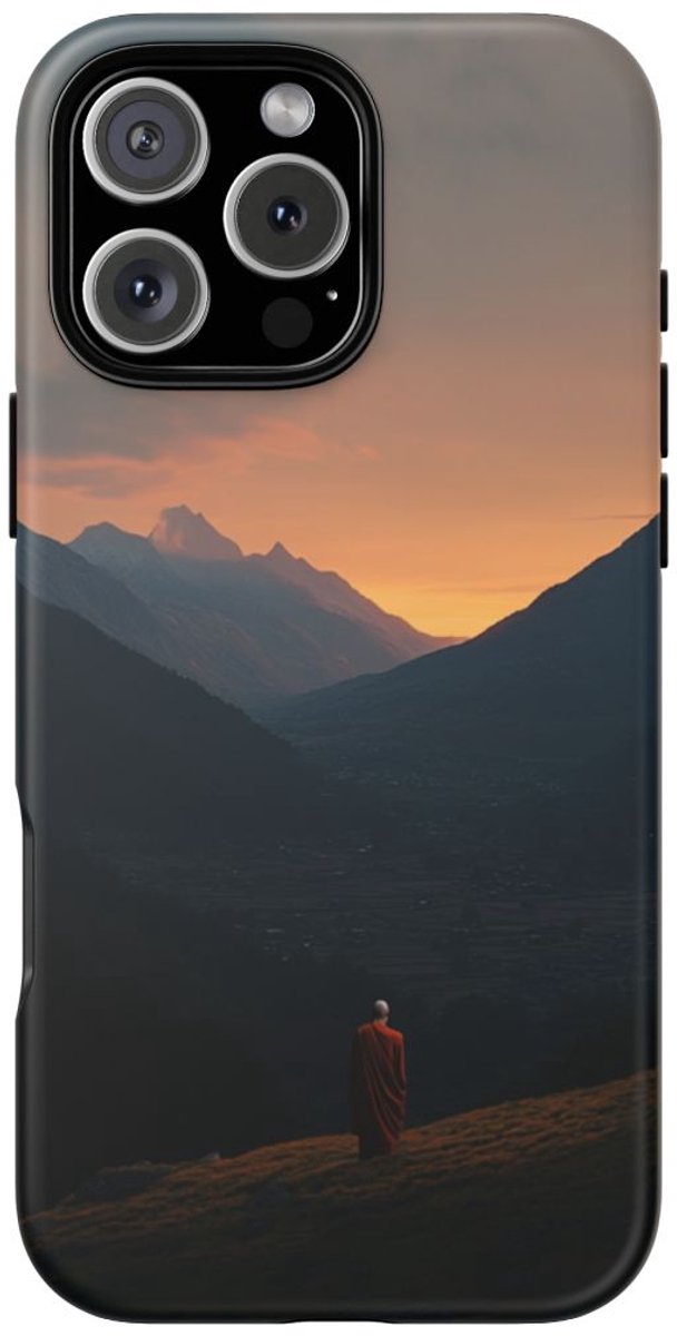 Monnik in Bergdal bij Zonsopkomst – Telefoonhoesje Geschikt voor iPhone 16 Pro Max