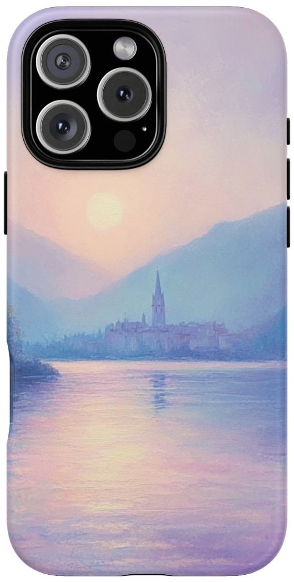 Zonsondergang Boven Mistig Meer en Dorp – Telefoonhoesje Geschikt voor iPhone 16 Pro Max