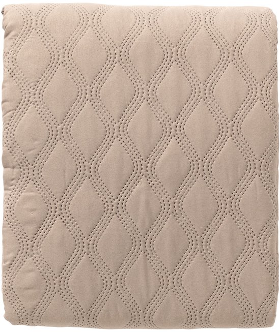 Een taupekleurige sprei, platliggend, met een ruitpatroon van stiksels.