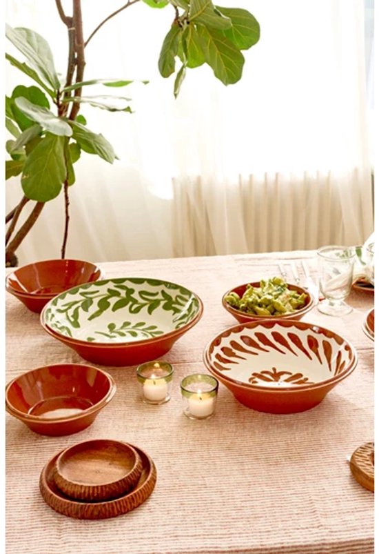 Aardewerk schalen met bruine en groene patronen op een tafel.