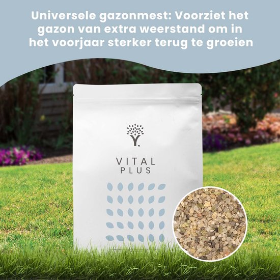 Witte verpakking met Vital Plus logo en blauwe stippen, met korrels in cirkel. "Universele gazonmest."