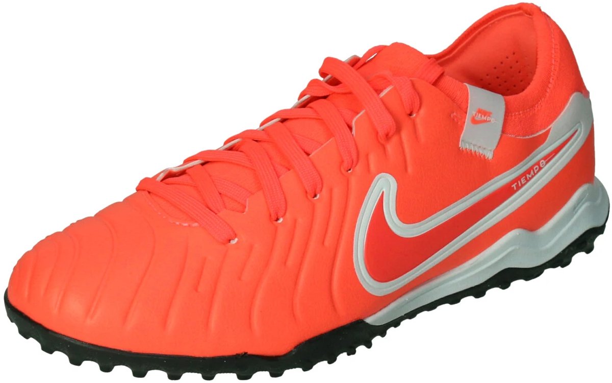 Nike tiempo legend 10 pro turf voetbalschoen in de kleur oranje.