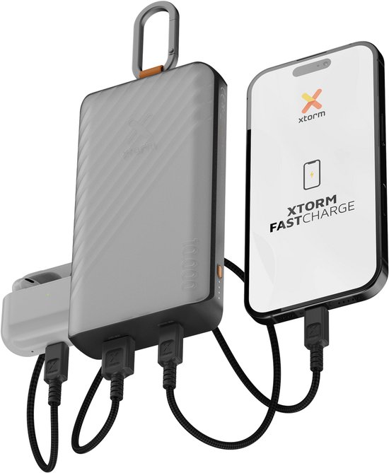 Grijze Xtorm powerbank 10.000 mAh laadt een smartphone en draadloze oordopjes op.