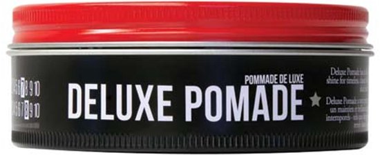 Zilverkleurige pot Uppercut Deluxe Pomade met rode deksel. Zwart label met witte tekst 'DELUXE POMADE'.