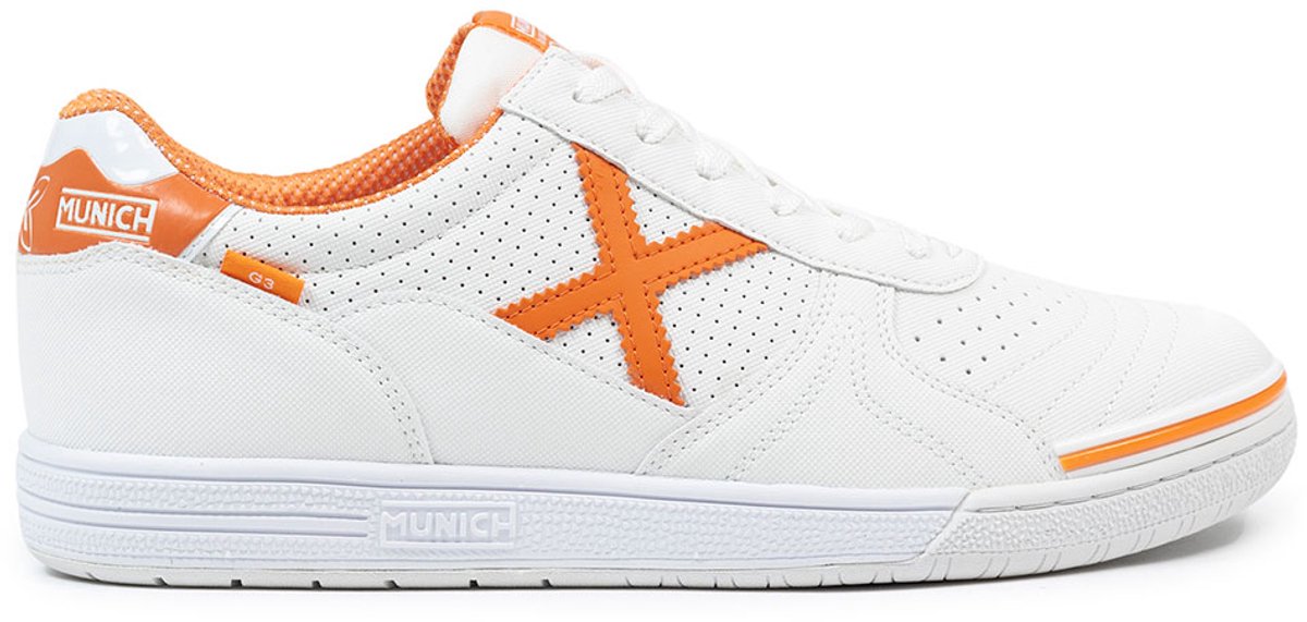 Witte Munich G-3 444 zaalschoenen met oranje accenten, geperforeerd synthetisch materiaal en hoge profielzool.