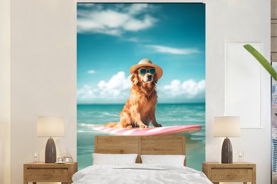 Golden retriever met zonnebril en strooien hoed op surfboard in zee, boven een bed.