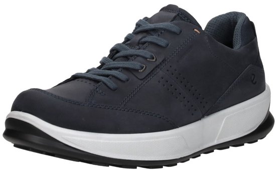 Donkerblauwe Ecco sneaker, waterdicht, met veters, perforaties en witte zool.