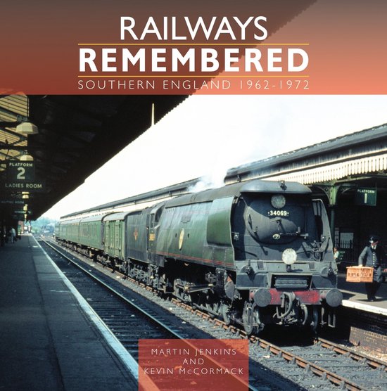 Boek 'Railways Remembered: Southern England 1962-1972' met een locomotief op een station.