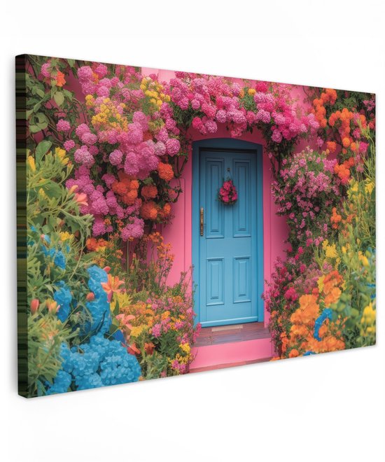 Een felblauwe deur omringd door een weelderige muur van roze, oranje en gele bloemen.