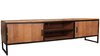 Bruin mangohouten tv-meubel met zwart metalen frame, twee schuifdeuren en open middenvakken, op witte achtergrond.